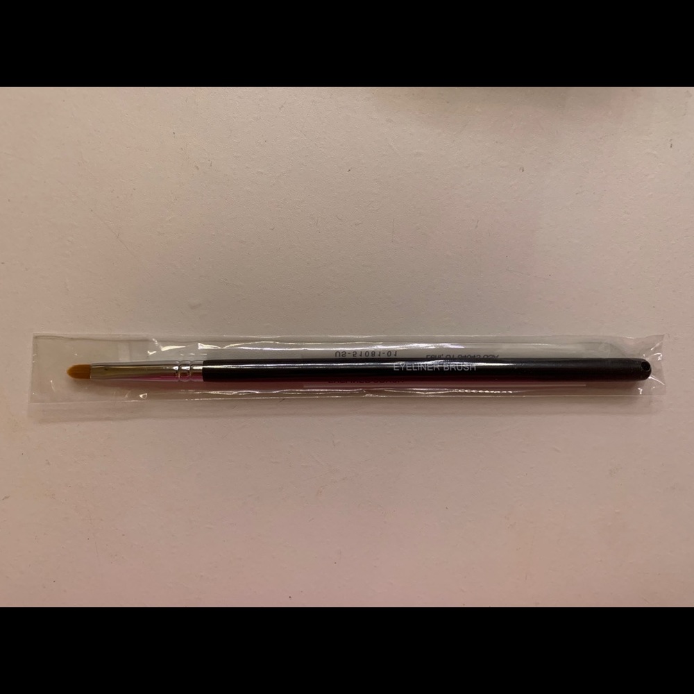 Younique eyeliner brush